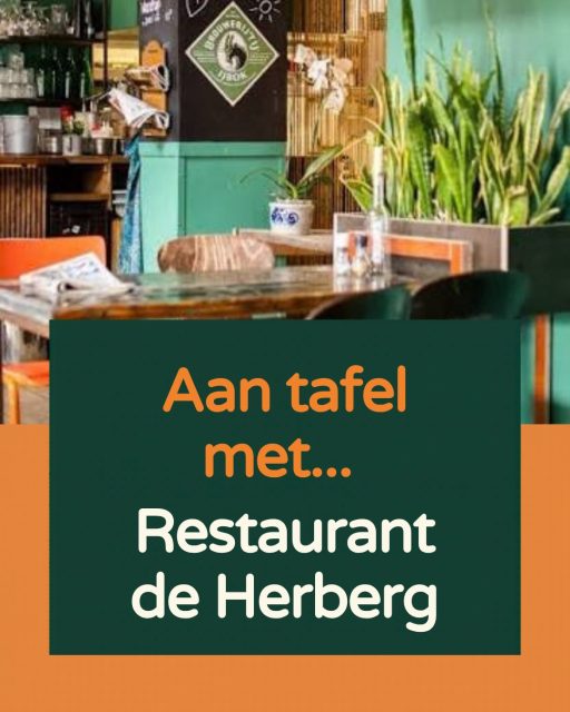 Aan tafel met... De Herberg in Middelburg Je huiskamer in het hart van Middelburg. Warm, huiselijk en iedereen is welkom. Kom voor koffie met taart, een uitgeb…